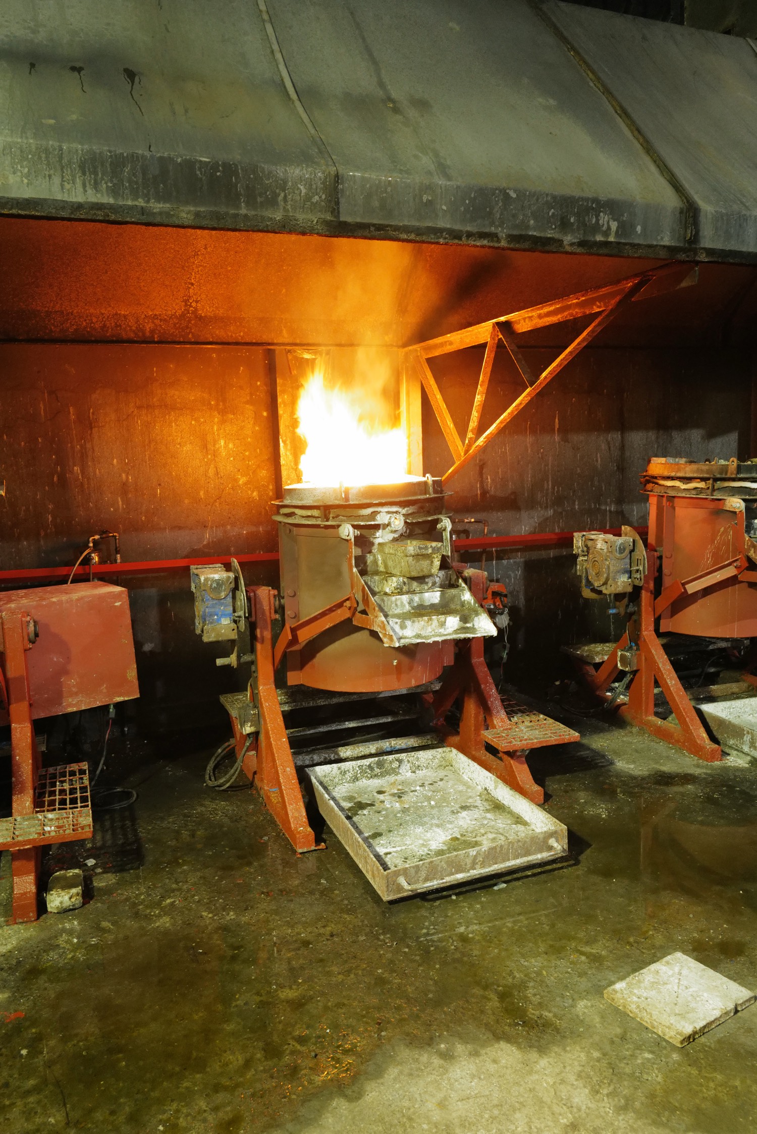 Gold furnace in pour
