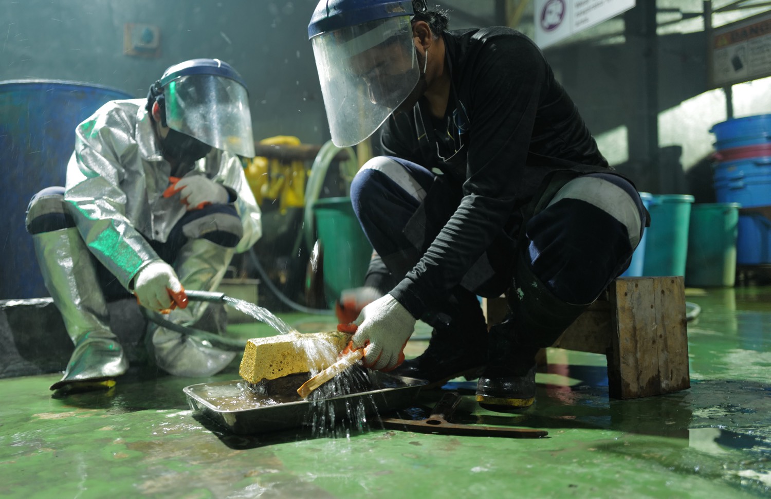Gold-room crew quenching a doré bar